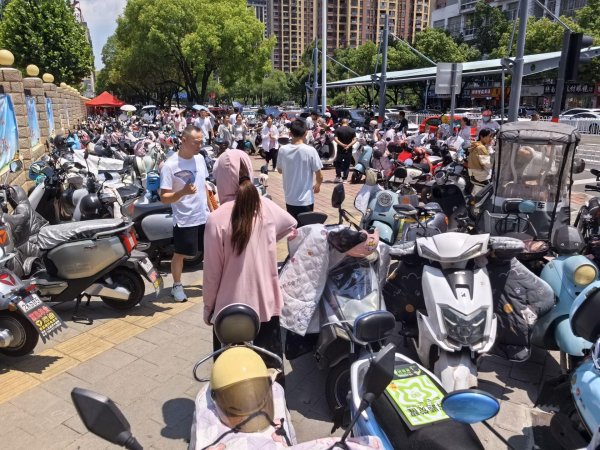 一点钱程 中考首日观察：六安考点送考车辆“变小”，两轮电动车摩托车成主力